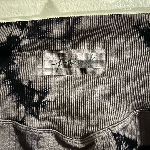 PINK Victoria’s Secret Spiral Tie Dye Ribbed Leggings size medium - Picture 4 of 8